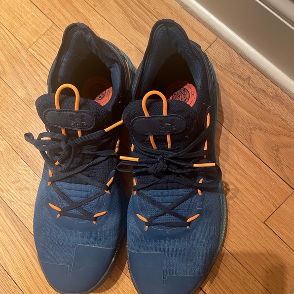 Under Armour basketball shoes - Picture 6 of 8